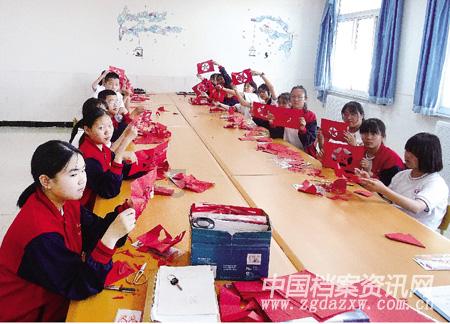 萌娃见邻座吃锅盔口水直流，儿科医生：正常现象！能喂孩子吃一些吗？游戏画面